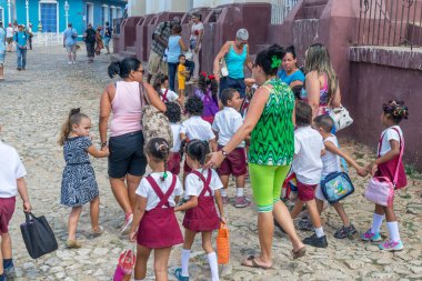 CUBA - 7 Nisan 2016: Aileleriyle birlikte okula giden okul çocukları