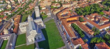 Pisa, İtalya. Mucizeler Alanı 'nın panoramik hava görüntüsü. Tuscany kasabası güneşli bir yaz gününde.
