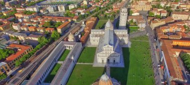 Pisa, İtalya. Mucizeler Alanı 'nın panoramik hava görüntüsü. Tuscany kasabası güneşli bir yaz gününde.