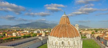Pisa, İtalya. Mucizeler Alanı 'nın panoramik hava görüntüsü. Tuscany kasabası güneşli bir yaz gününde.