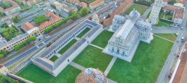 Mucizeler Alanı 'nın muhteşem hava manzarası, Pisa, Toskana, İtalya' nın ünlü meydanı..