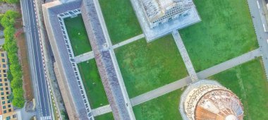 Mucizeler Meydanı, Pisa, Toskana. Güzel bir yaz sabahında hava manzarası.