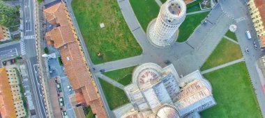 Mucizeler Alanı 'nın muhteşem hava manzarası, Pisa, Toskana, İtalya' nın ünlü meydanı..