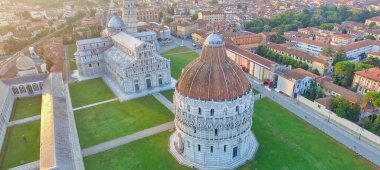 Mucizeler Meydanı, Pisa, Toskana. Güzel bir yaz sabahında hava manzarası.
