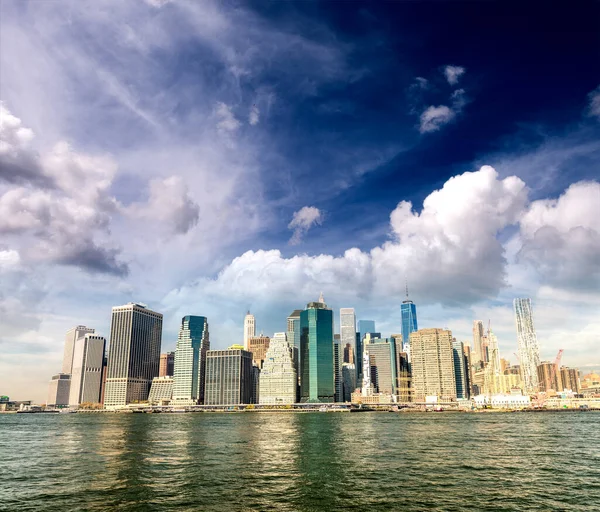 美国纽约市 曼哈顿下城和东河在阳光灿烂的日子里的反思 — 图库照片