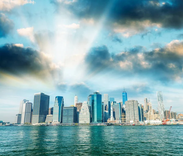 Nedre Manhattan Byggnader Och East River Reflektioner Solig Dag New — Stockfoto