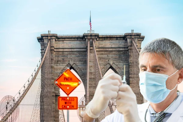 Lekarz Masce Rękawiczkach Posiada Strzykawkę Szczepienia Koronawirusem Covid Nowym Jorku — Zdjęcie stockowe