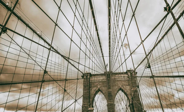 Brooklynský Most Při Západu Slunce Hlavní Sloup Kabely Proti Zatažené — Stock fotografie