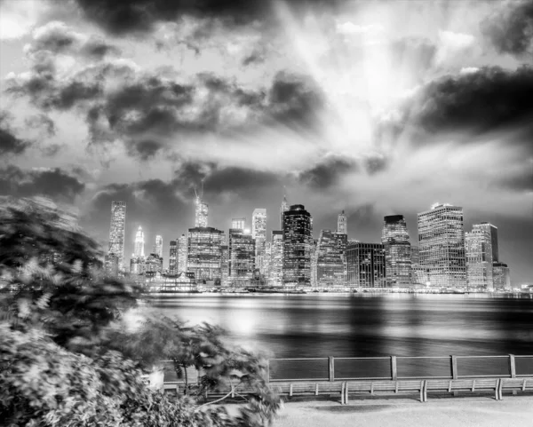 曼哈顿下城晚上 布鲁克林大桥公园的景观 — 图库照片