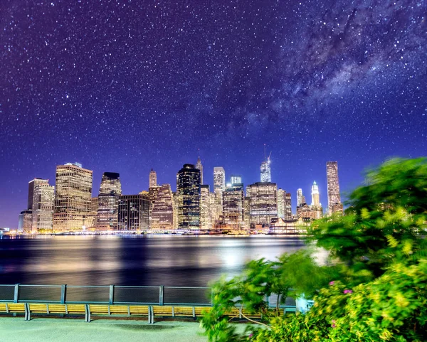 银河之星飞越美国纽约市的天际线 — 图库照片