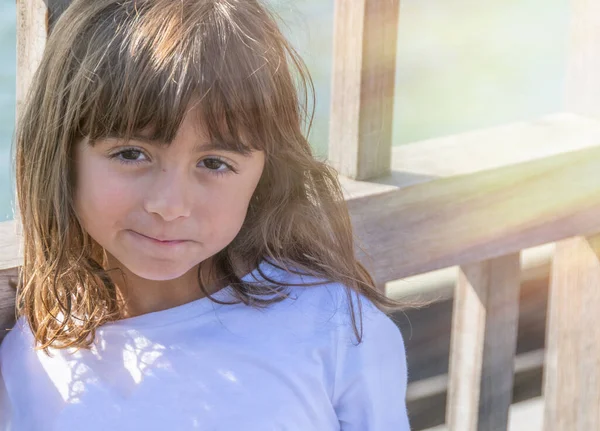 Šťastná Mladá Dívka Usměvavá Venkovní Návštěvu Města Koncept Dovolené — Stock fotografie