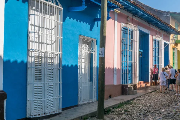 Cuba April 2016 Toeristen Bezoeken Straten Met Typische Kleurrijke Gebouwen — Stockfoto