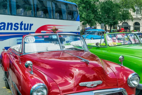 Havana Kuba April 2017 Amerikanischer Roter Oldtimer Straßenrand Havanna Kuba — Stockfoto