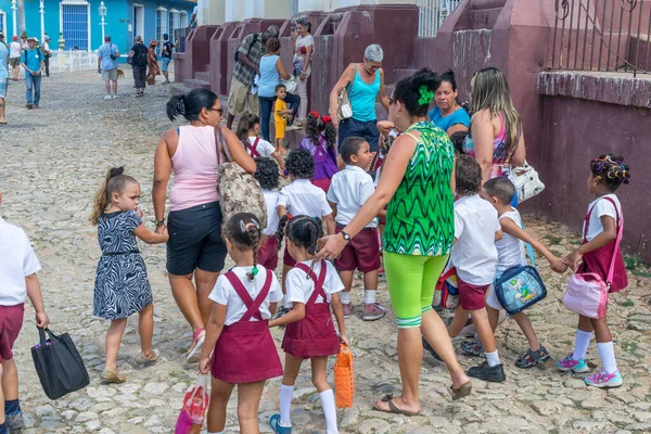 Cuba Abril 2016 Los Escolares Con Sus Padres Van Escuela —  Fotos de Stock