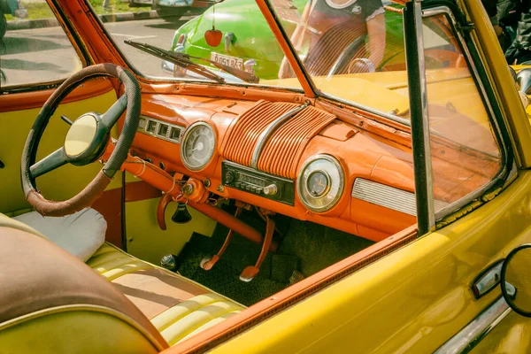 Havana Cuba Kwiecień 2017 Amerykański Żółty Klasyczny Samochód Zaparkowany Wzdłuż — Zdjęcie stockowe