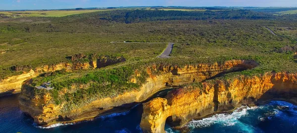 ロックアード渓谷 グレートオーシャンロード オーストラリア ビクトリア州アイランドアーチ展望台からのパノラマの空中ドローンビュー — ストック写真