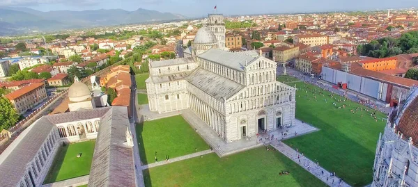 イタリアのピサ 奇跡のフィールドのパノラマの空中ビュー 晴れた夏の日にトスカーナの町 — ストック写真