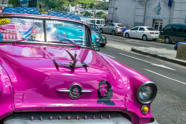 Havana Cuba エイプリル社2017年5月 ハバナ市内の道路沿いに駐輪するアメリカの紫のクラシックカー ロイヤリティフリーのストック画像