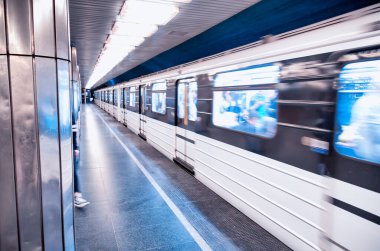 Budapeşte şehir metrosunda tren, Macaristan.