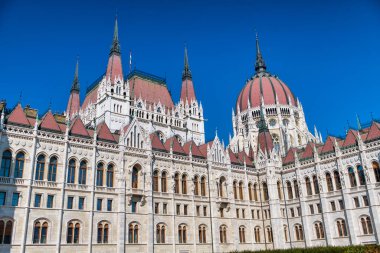 Macaristan parlamento binası Tuna nehri boyunca, Budapeşte - Macaristan.