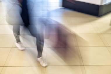 Havaalanındaki kadın bavuluyla hareket halinde..