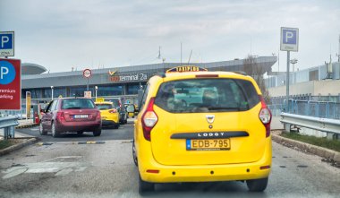 BUDAPEST - 3 Nisan 2019: Budapeşte şehir havaalanında sarı taksi.