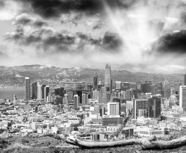 Tepeden, Kaliforniya 'dan San Francisco şehir manzarası.