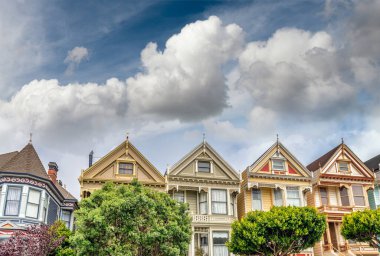 San Francisco 'nun Boyalı Kadınları Alamo Meydanı Viktorya dönemi evleri.