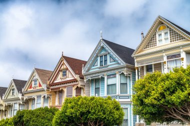 SAN FRANCISCO, CA - 5 Ağustos 2017: San Francisco 'nun Boyalı Kadınları Alamo Meydanı Viktorya Evi.