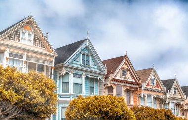 SAN FRANCISCO, CA - 5 Ağustos 2017: San Francisco 'nun Boyalı Kadınları Alamo Meydanı Viktorya Evi.
