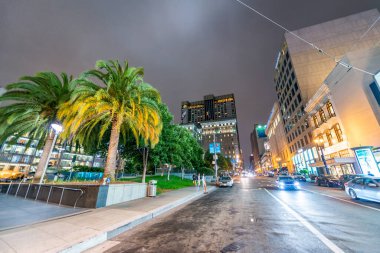 SAN FRANCISCO - 7 AĞUSTOS 2017: San Francisco şehir merkezindeki Union Square binaları.