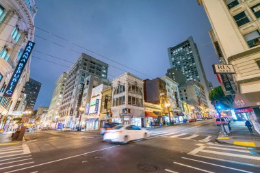 SAN FRANCISCO - 7 AĞUSTOS 2017 San Francisco caddesi ve geceleri binalar.