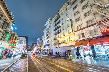 SAN FRANCISCO - 7 AĞUSTOS 2017 San Francisco caddesi ve geceleri binalar.