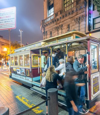 SAN FRANCISCO, CA - 7 AĞUSTOS 2017: Geceleri Powell ve Market Kablo Araba Turistleri.