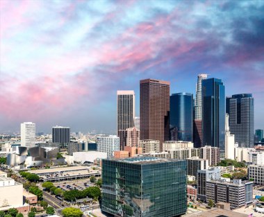 Kaliforniya 'da güneşli bir günde Los Angeles şehir merkezinin hava manzarası.