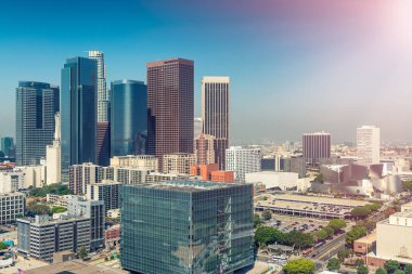 Kaliforniya 'da güneşli bir günde Los Angeles şehir merkezinin hava manzarası.