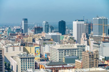 LOS ANGELES - 28 Temmuz 2017: Los Angeles şehir merkezinin hava manzarası, harika güneşli bir günde, Kaliforniya - ABD.