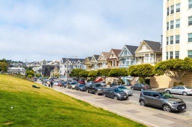 SAN FRANCISCO, CA - 5 Ağustos 2017: San Francisco 'nun Boyalı Kadınları Alamo Meydanı Viktorya Evi.