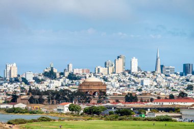 Güzel Sanatlar Sarayı ve San Francisco silueti, Kaliforniya.