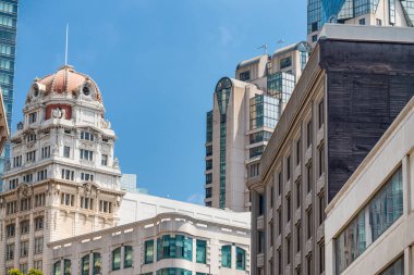 Beyaz San Francisco binaları mavi gökyüzüne karşı.