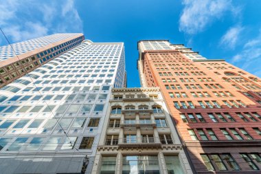 San Francisco şehir merkezi gökdelenlere karşı mavi gökyüzü, sokaktan yukarıya doğru manzara.