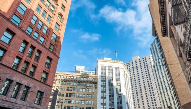 San Francisco şehir merkezi gökdelenlere karşı mavi gökyüzü, sokaktan yukarıya doğru manzara.