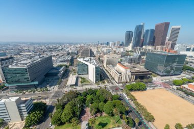 Kaliforniya 'da güneşli bir günde Los Angeles şehir merkezinin hava manzarası.