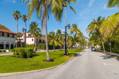 Palm Beach Adası, Florida 'daki Royal Palm Yolu. Güzel bir bahar güneşli bir günde sokak manzarası.