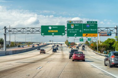 MIAMI - 11 Nisan 2018: Güneşli bir bahar gününde eyaletler arası trafik.