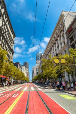 SAN FRANCISCO - 6 AĞUSTOS 2017: Yaz mevsiminde tramvay şeridi olan pazar caddesi.