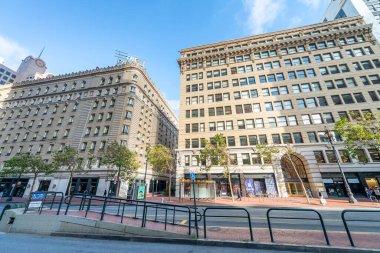 SAN FRANCISCO - 6 AĞUSTOS 2017: Yaz mevsiminde tramvay şeridi olan pazar caddesi.