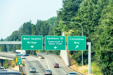 Şehir trafiğiyle güneşli bir yaz gününde Seattle eyaletler arası tabela.