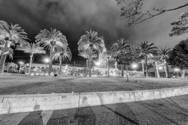 SAN FRANCISCO - 5 AĞUSTOS 2017: Embarcadero şehir sokakları yaz mevsiminde gece.