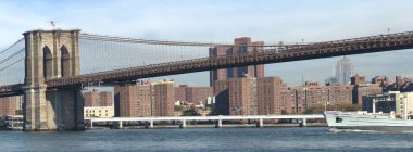 Brooklyn Köprüsü ve Manhattan gökdelenleri ve binaları, New York, ABD.